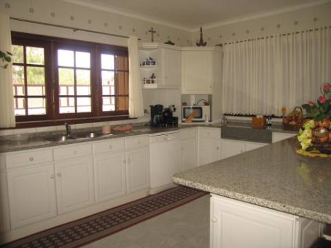 Moradia T6 Canelas Centro