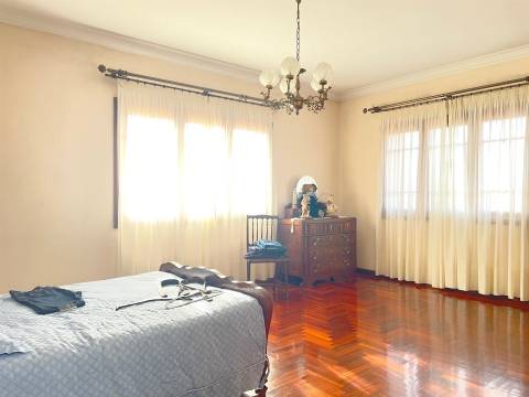 Moradia T6 Canelas Centro