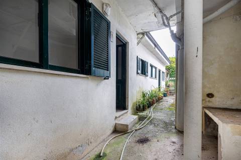 Moradia para Restaurar em Grijó com lojas para comércio, anexos, garagem fechada, terraço e jardim