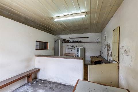 Moradia para Restaurar em Grijó com lojas para comércio, anexos, garagem fechada, terraço e jardim