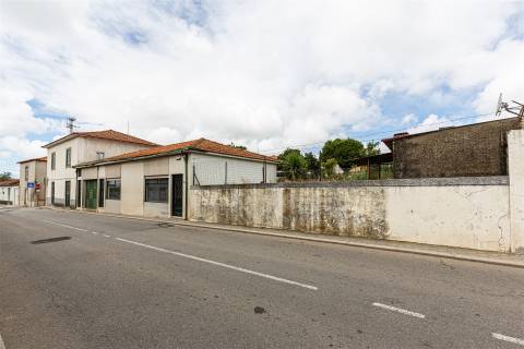 Moradia para Restaurar em Grijó com lojas para comércio, anexos, garagem fechada, terraço e jardim