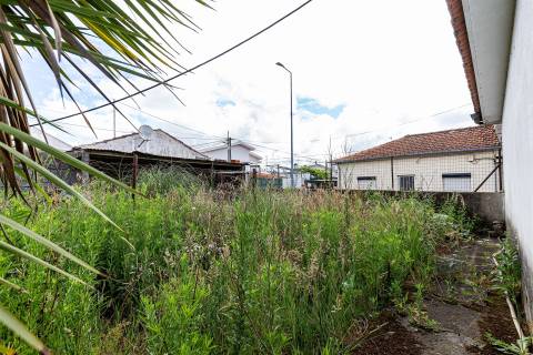 Moradia para Restaurar em Grijó com lojas para comércio, anexos, garagem fechada, terraço e jardim
