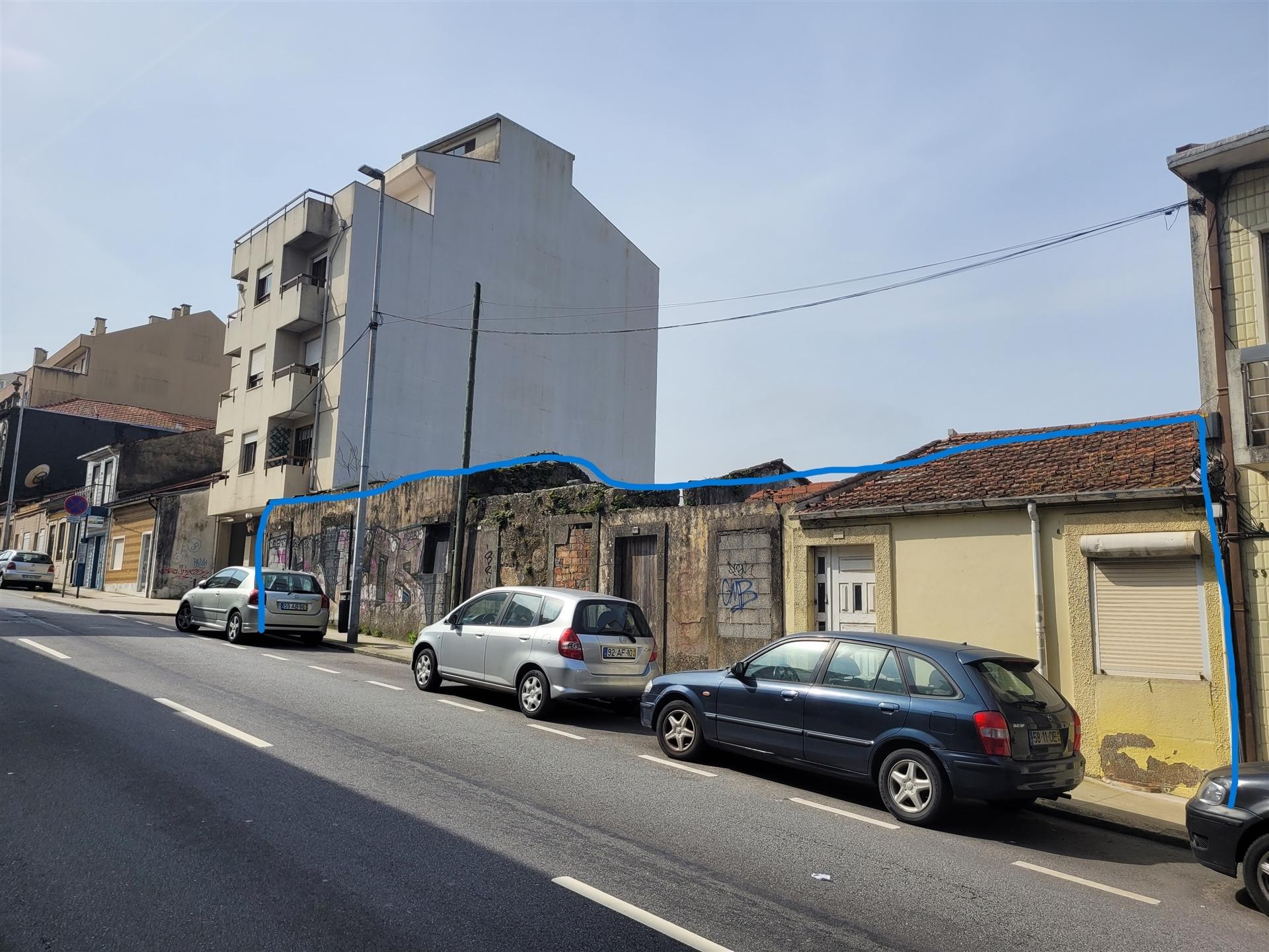 Terreno com 715m2 localizado a 300 metros da Estação de Metro!