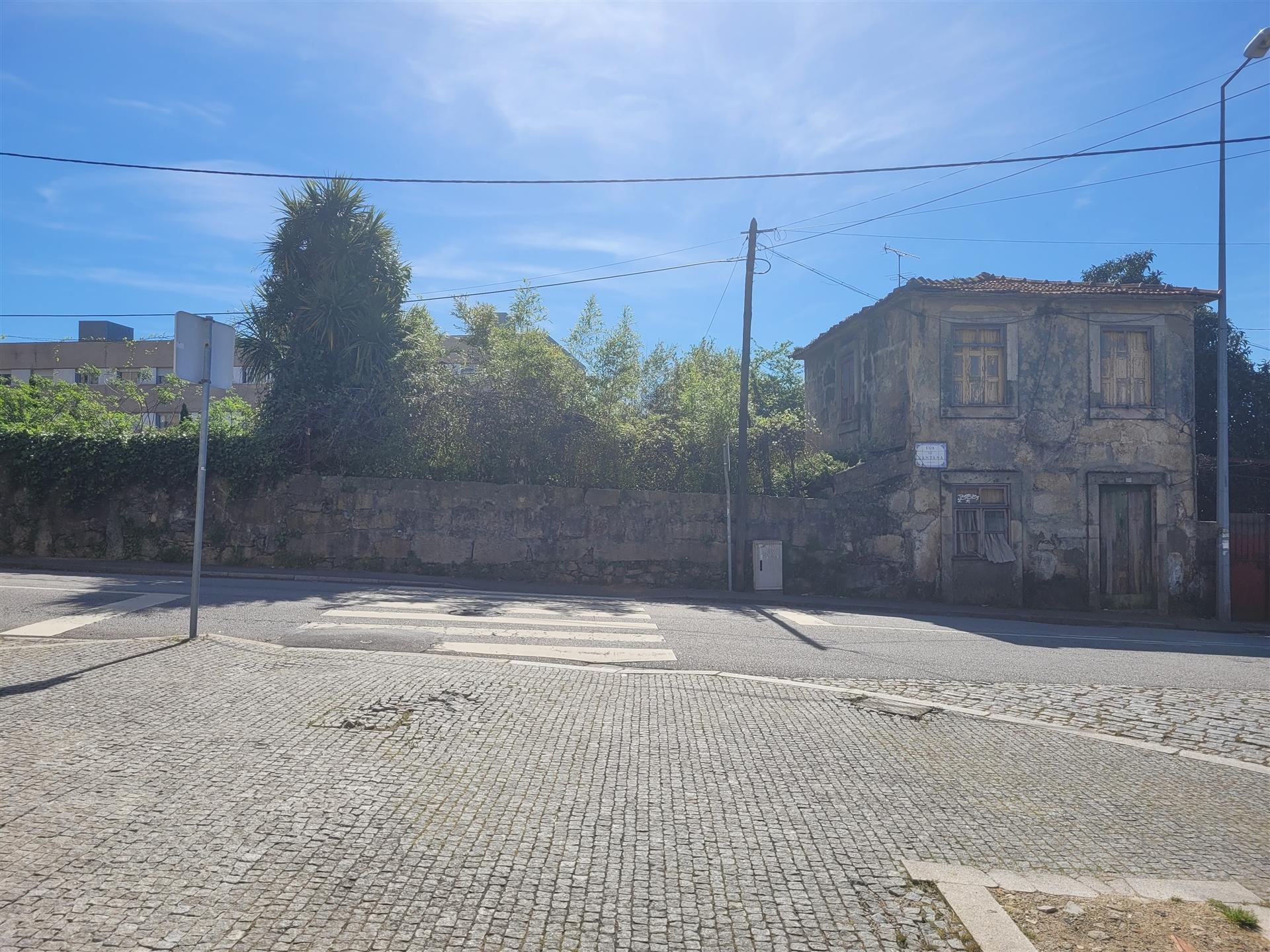 Terreno de 2.259 m2 com Moradia T3 para demolição em Leça do Balio! Matosinhos! Porto!