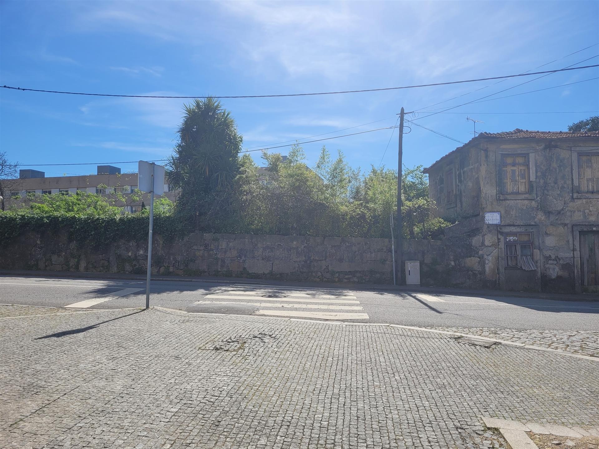Terreno de 2.259 m2 com Moradia T3 para demolição em Leça do Balio! Matosinhos! Porto!