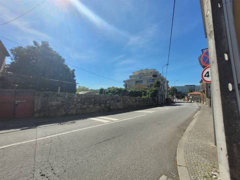 Terreno de 2.259 m2 com Moradia T3 para demolição em Leça do Balio! Matosinhos! Porto!