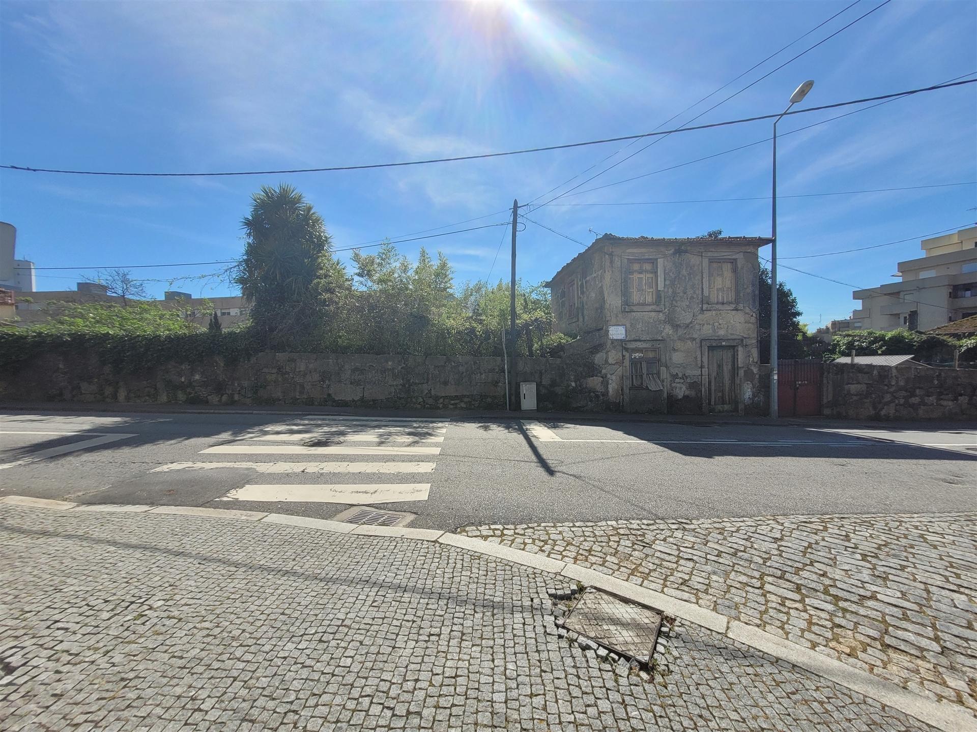 Terreno de 2.259 m2 com Moradia T3 para demolição em Leça do Balio! Matosinhos! Porto!