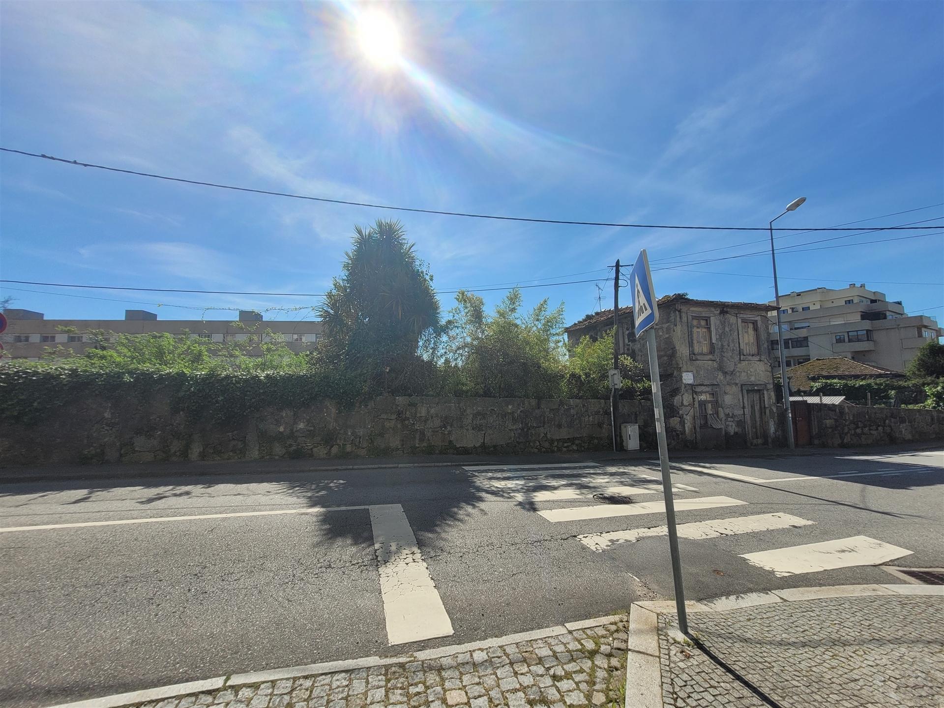 Terreno de 2.259 m2 com Moradia T3 para demolição em Leça do Balio! Matosinhos! Porto!