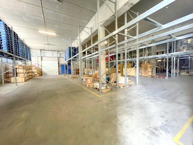 Armazém com 600m2, em Olival!