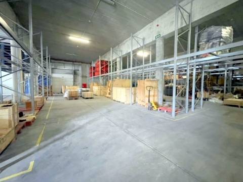 Armazém com 600m2, em Olival!
