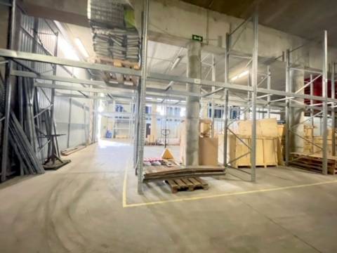Armazém com 600m2, em Olival!