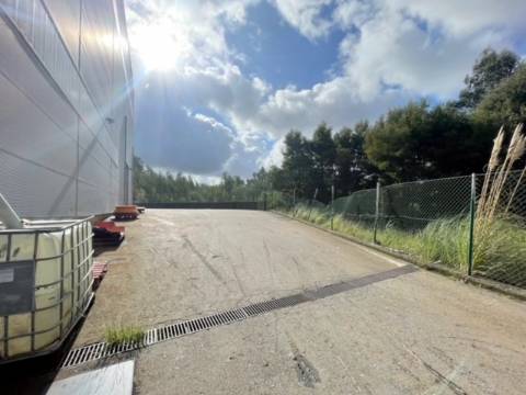 Armazém com 600m2, em Olival!
