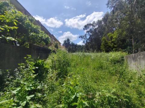 Terreno para Construção de uma ou duas Moradias, localizado perto do campo de futebol de Crestuma!