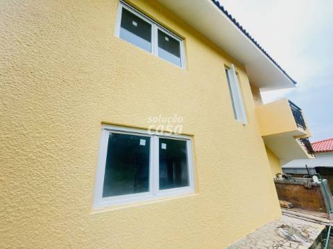 Moradia Isolada T4 TOTALMENTE REMODELADA, com 2860m2 de Terreno!