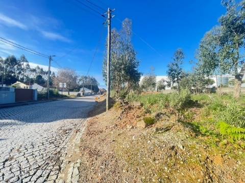 Terreno com 733m2, localizado próximo do Centro de Canelas!