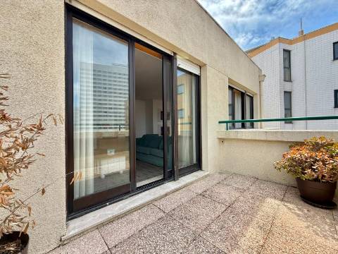 Apartamento T2 MOBILADO, no último piso, em Soares dos Reis!
