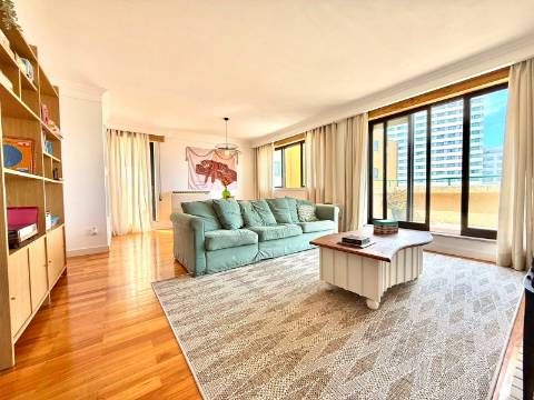 Apartamento T2 MOBILADO, no último piso, em Soares dos Reis!