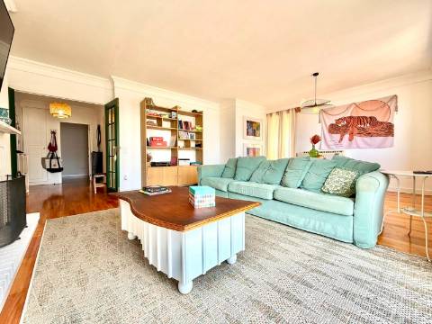 Apartamento T2 MOBILADO, no último piso, em Soares dos Reis!