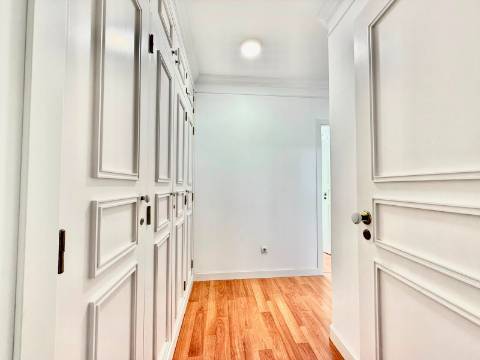 Apartamento T2 MOBILADO, no último piso, em Soares dos Reis!