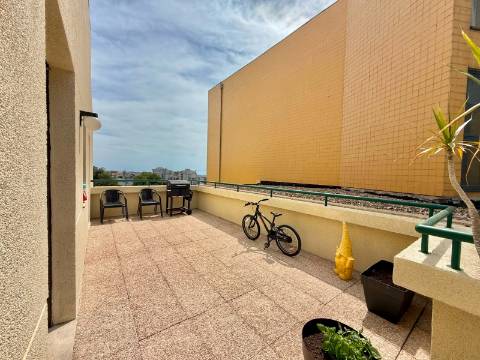 Apartamento T2 MOBILADO, no último piso, em Soares dos Reis!
