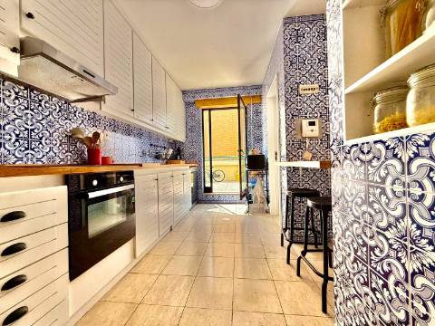 Apartamento T2 MOBILADO, no último piso, em Soares dos Reis!