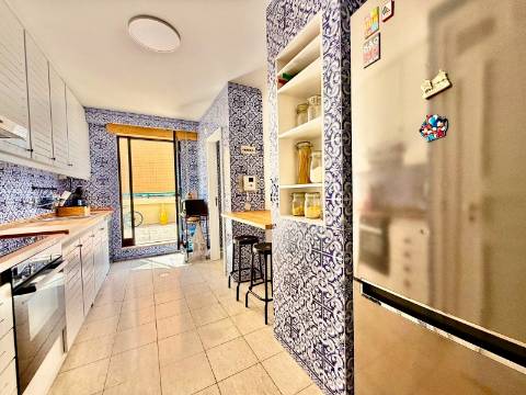 Apartamento T2 MOBILADO, no último piso, em Soares dos Reis!
