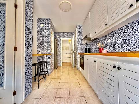 Apartamento T2 MOBILADO, no último piso, em Soares dos Reis!