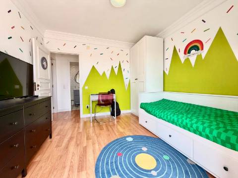 Apartamento T2 MOBILADO, no último piso, em Soares dos Reis!