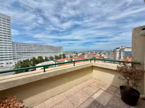 Apartamento T2 MOBILADO, no último piso, em Soares dos Reis!