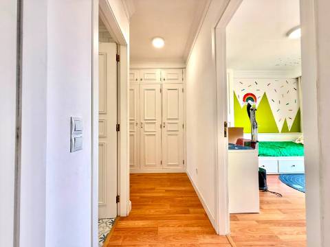 Apartamento T2 MOBILADO, no último piso, em Soares dos Reis!