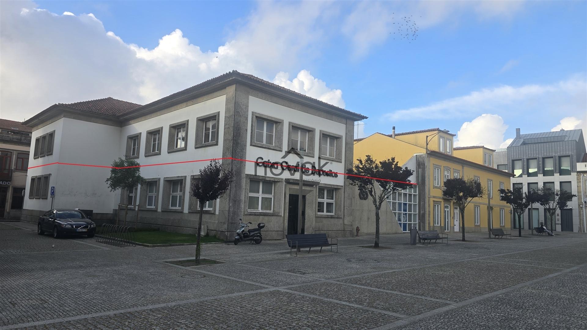 Escritório na Praça do Almada, por cima da CGD