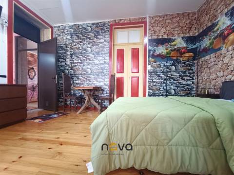 Moradia T6+1 com 2 pisos, bem localizada e com frente para duas ruas | NOVA Imobiliária