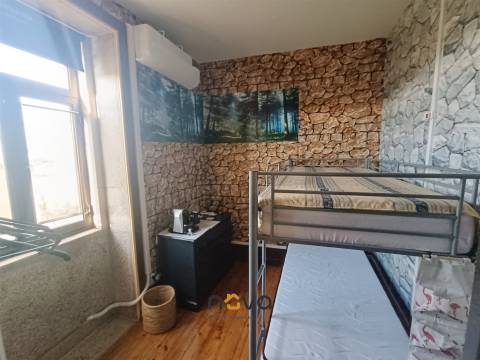 Moradia T6+1 com 2 pisos, bem localizada e com frente para duas ruas | NOVA Imobiliária