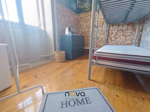 Moradia T6+1 com 2 pisos, bem localizada e com frente para duas ruas | NOVA Imobiliária