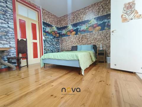 Moradia T6+1 com 2 pisos, bem localizada e com frente para duas ruas | NOVA Imobiliária