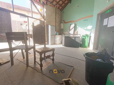 Moradia T6+1 com 2 pisos, bem localizada e com frente para duas ruas | NOVA Imobiliária