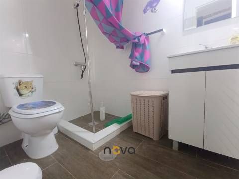Moradia T6+1 com 2 pisos, bem localizada e com frente para duas ruas | NOVA Imobiliária