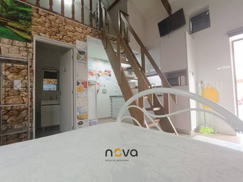 Moradia T6+1 com 2 pisos, bem localizada e com frente para duas ruas | NOVA Imobiliária