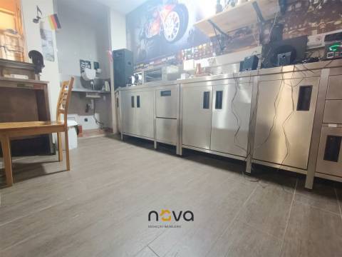 Moradia T6+1 com 2 pisos, bem localizada e com frente para duas ruas | NOVA Imobiliária