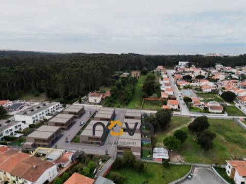 Excelentes moradias T3/ T3+1 de LUXO situadas a 900m da praia | NOVA Imobiliária