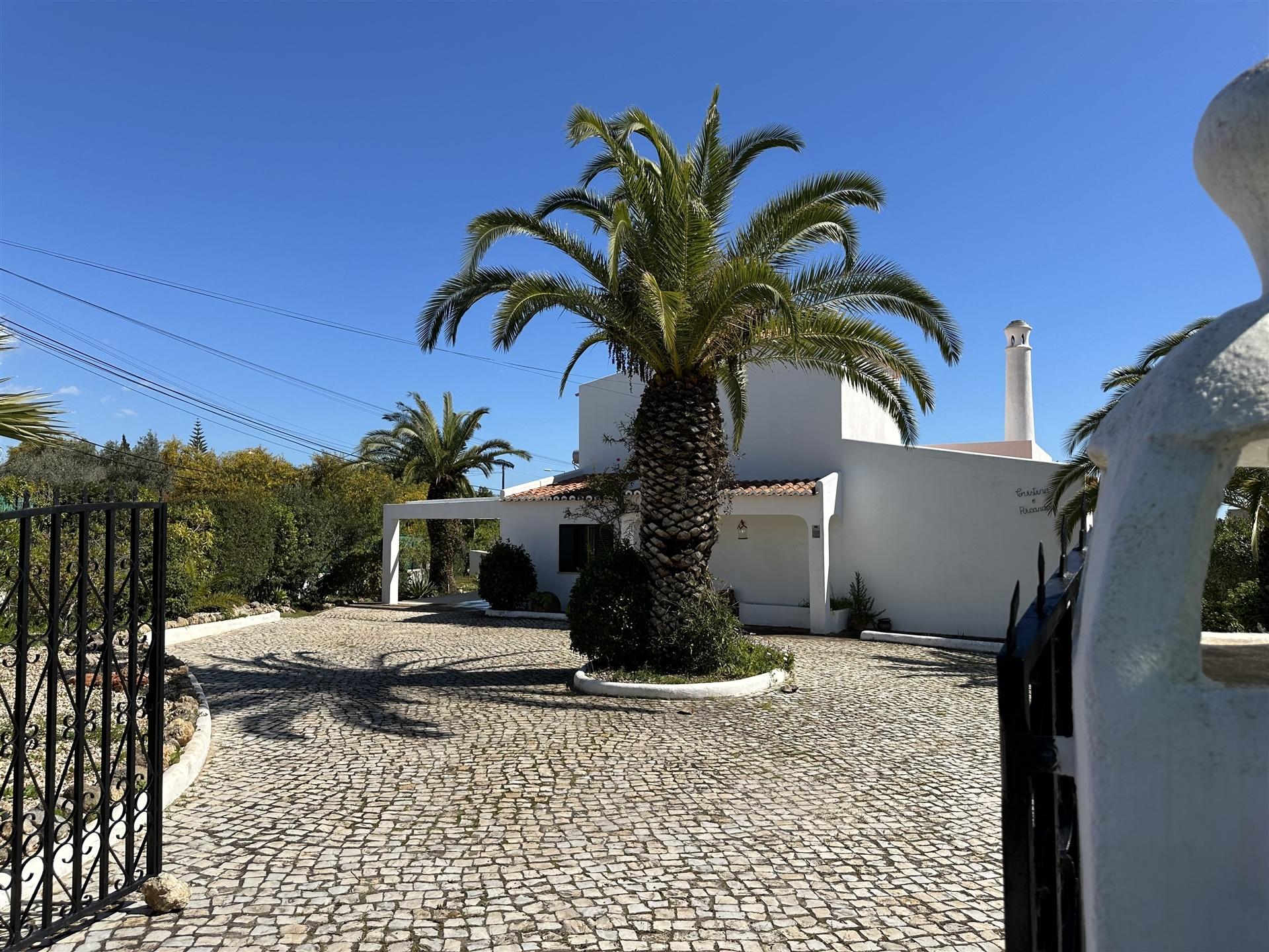 Encantadora Moradia T3 com Piscina em Localização Privilegiada em Carvoeiro