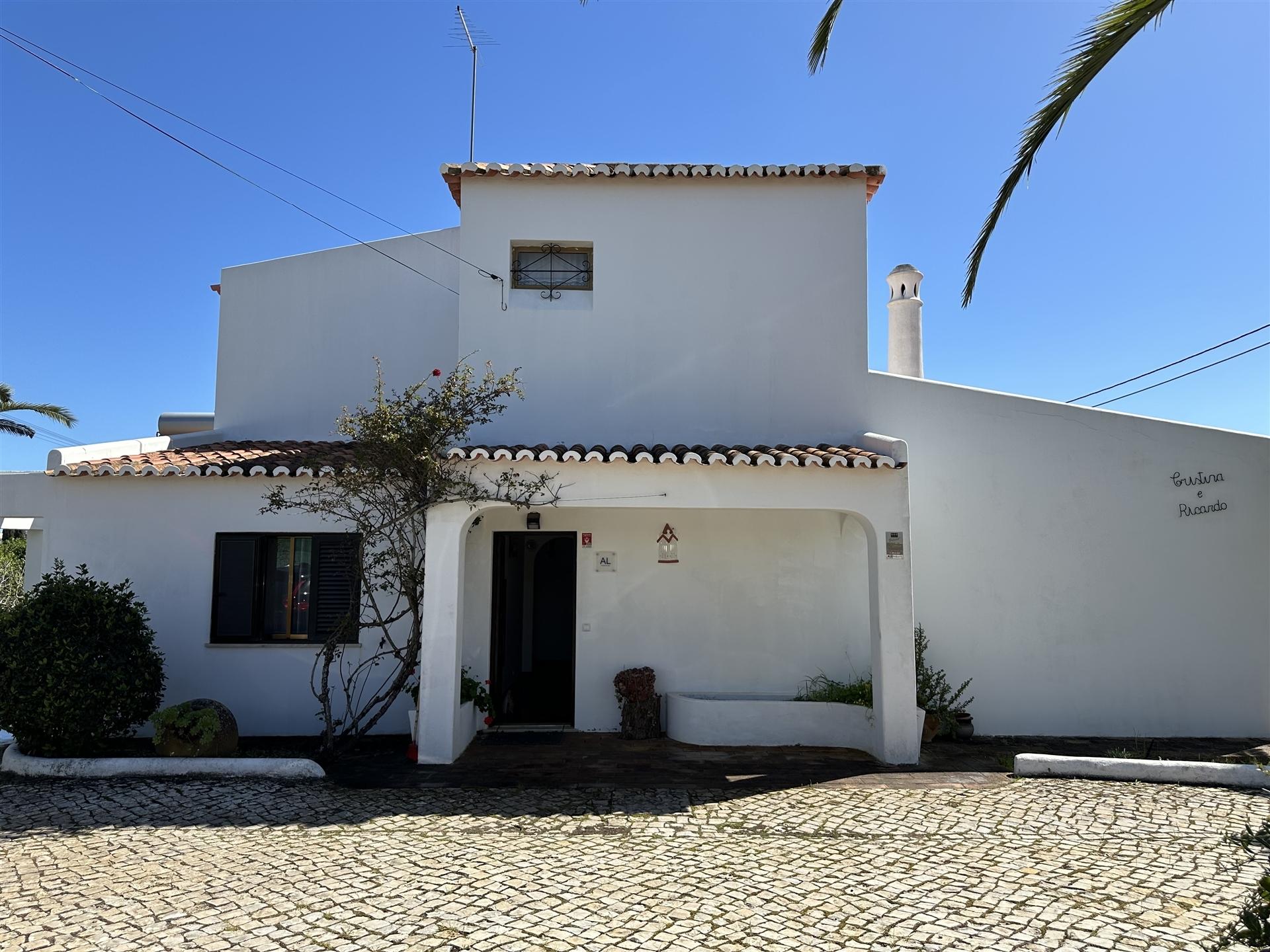 Encantadora Moradia T3 com Piscina em Localização Privilegiada em Carvoeiro