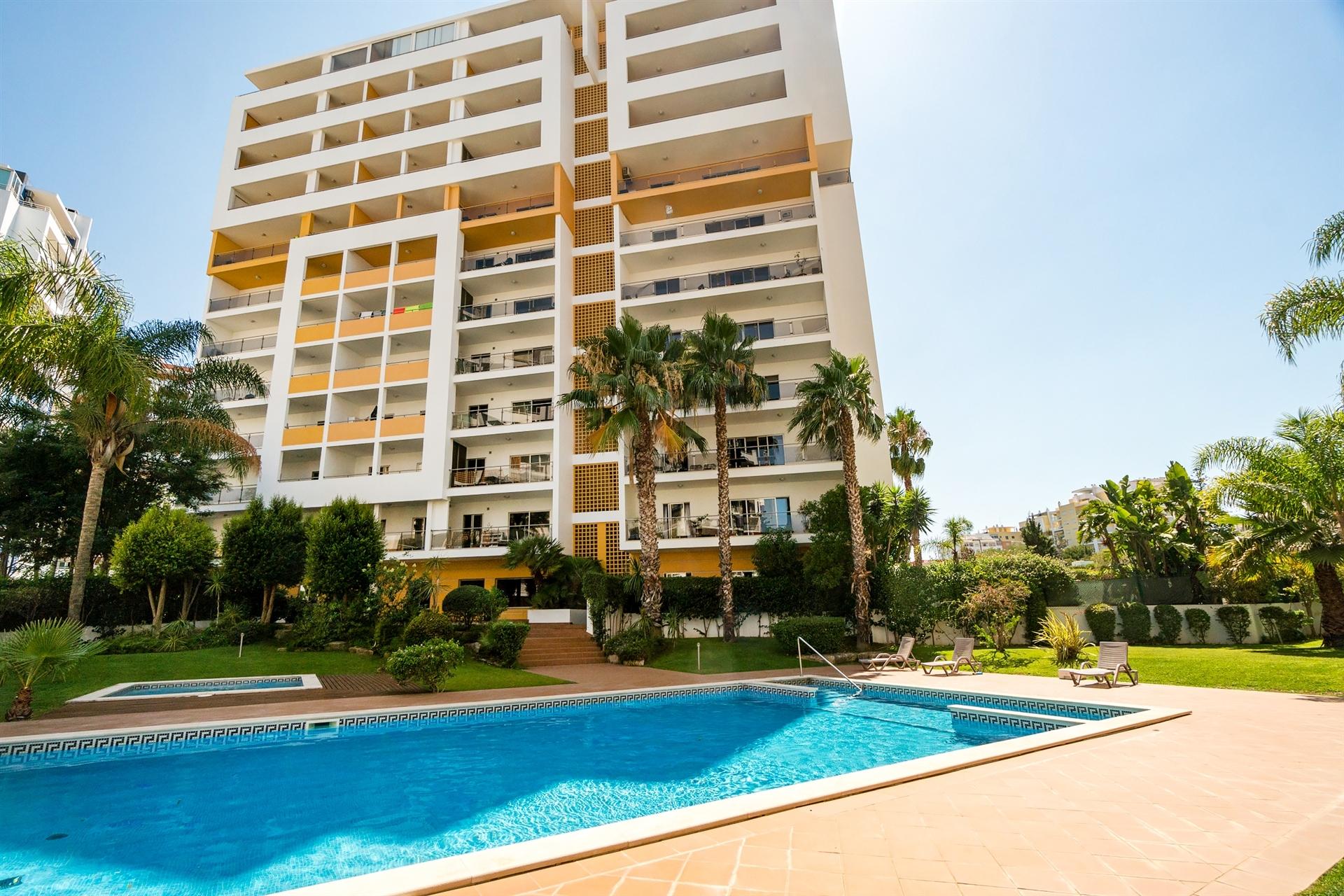 Luxuoso apartamento T5 com piscina privada em Portimão