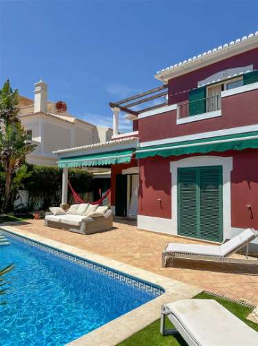 Moradia T5 com piscina e jardim a poucos metros da Praia do Alemão – Alvor
