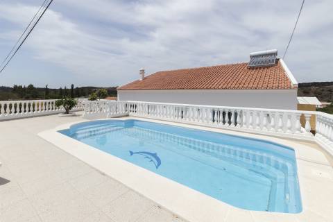 Moradia T4 isolada, completamente renovada, com piscina, no Rasmalho, Portimão