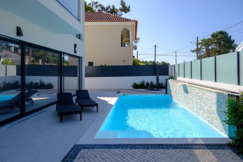 Luxuosa Moradia T4, Aroeira, Almada