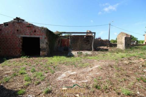 Terreno urbano com moradia antiga em Válega, Ovar