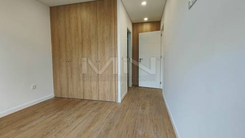 Novo T2 c/ Entrada Independente e Garagem