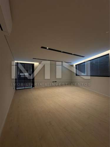 T4 Novo - c/ Terraço e garagem fechada