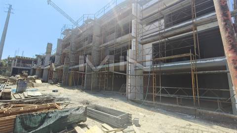 Vistas Únicas: Moradia de Luxo em Condomínio Fechado com Piscina